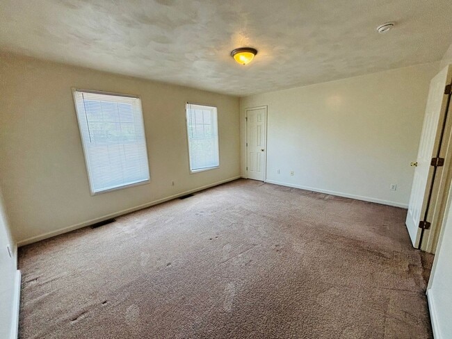 Building Photo - 3 Bedroom, 1.5 Bath Townhouse