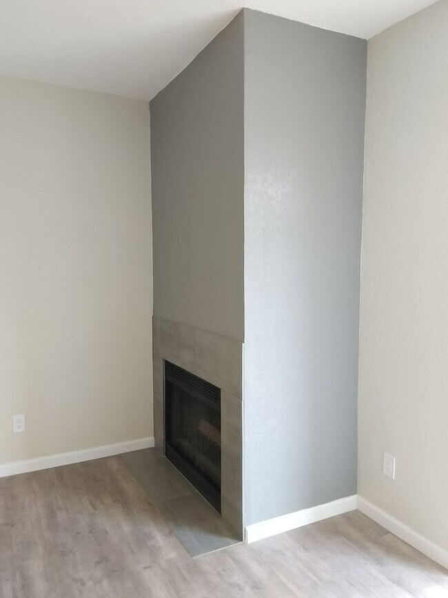 Building Photo - Must see! 1 Bed 1 Bath Condo in Lakewood Village!