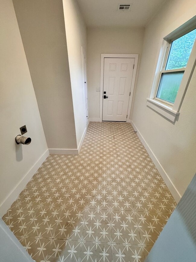 Building Photo - Freshly remodeled duplex available for rent!