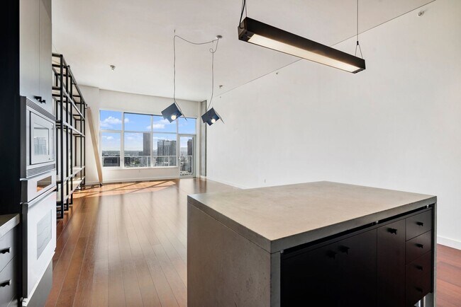 Building Photo - The Civic - 2 bed/2 bath, east facing 16th...