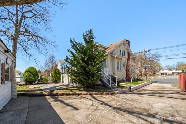 Building Photo - 657 Amboy Ave