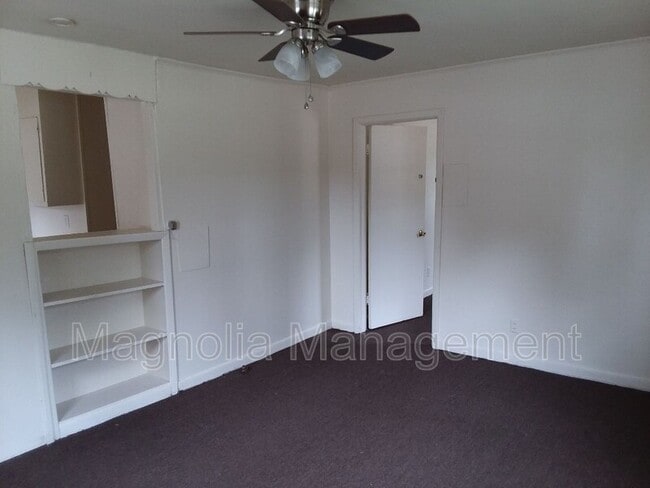 Building Photo - 922 E Andrews Ave