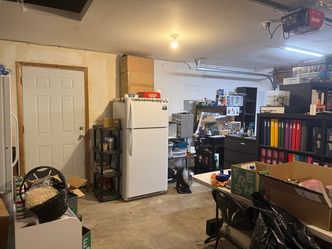 Building Photo - $500 move-in special! Spacious 4-bdrm/2.5-bath Hillsboro home. Fenced yard w/ covered deck, 2-car...