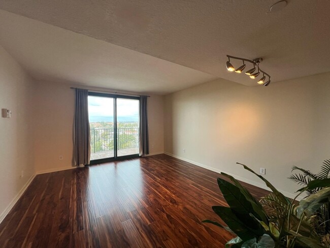 Building Photo - 300 S Duval St