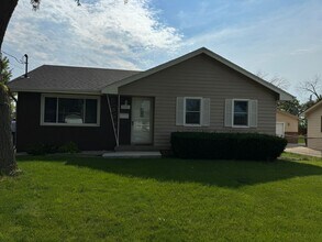 Building Photo - Huge Urbandale Home with Fenced In Back Yard!