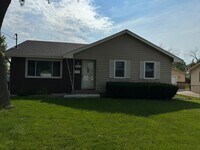 Building Photo - Huge Urbandale Home with Fenced In Back Yard!