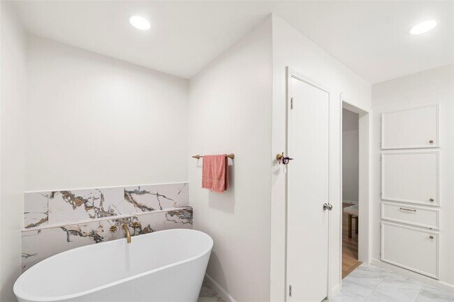 Building Photo - 15134 Corona Del Mar Dr