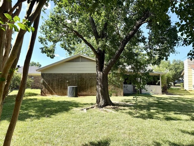Building Photo - 2513 Tilman Dr