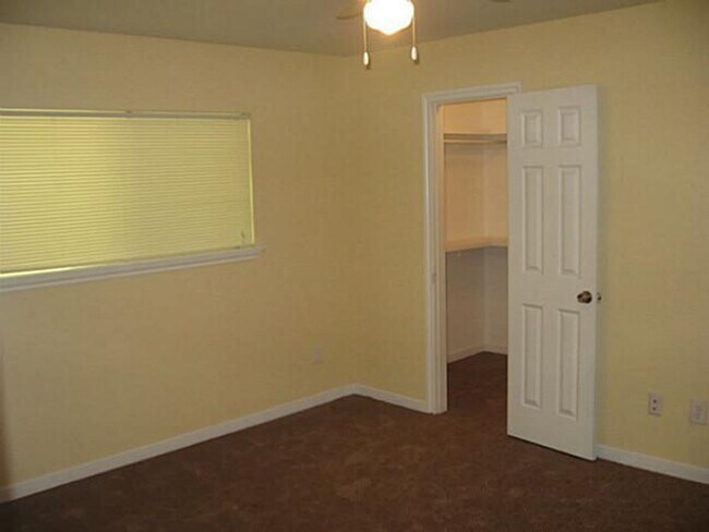 Building Photo - 2 Bedroom, 2 Bath Apartment in Munger Place!