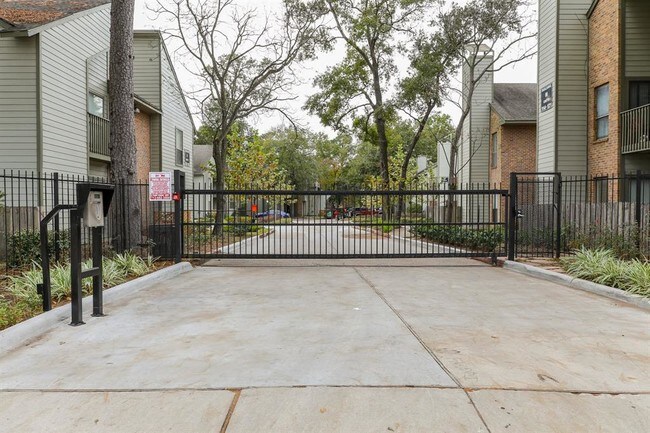 Building Photo - 17417 Red Oak Dr