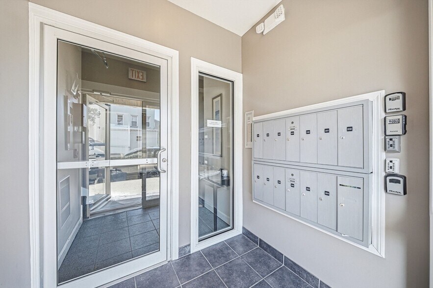 Building Photo - 156 Chelsea St