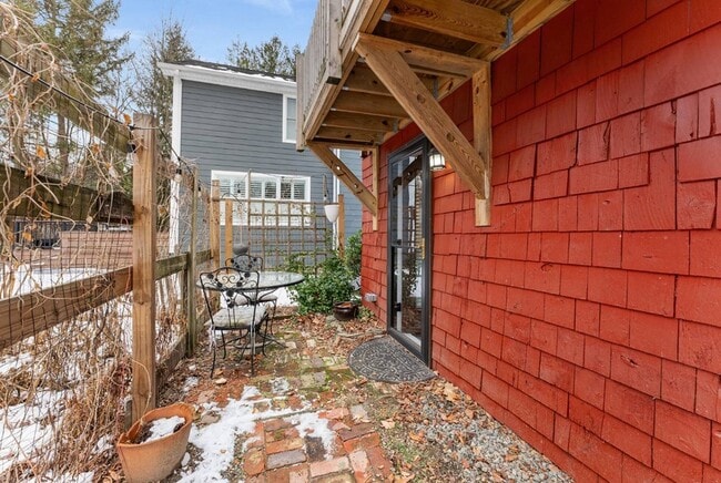 Building Photo - 264 Lake St