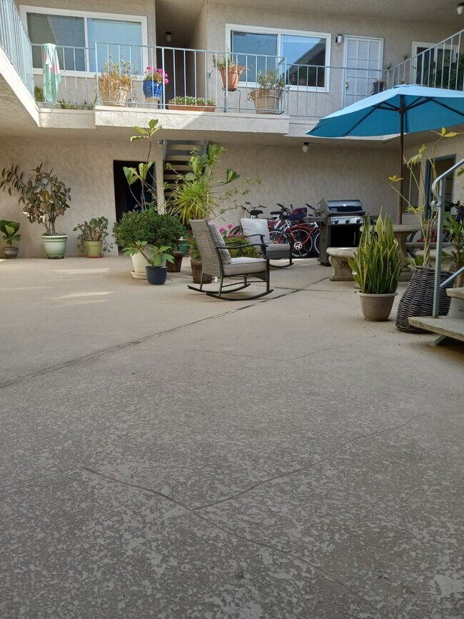 Building Photo - Location is Everything!  2 Minute Walk to ...