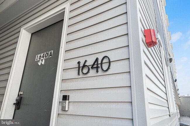 Building Photo - 1640 N 5th Ct