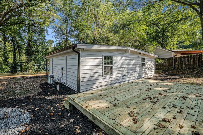 Building Photo - Fully Renovated Cottage near Downtown Smyrna!