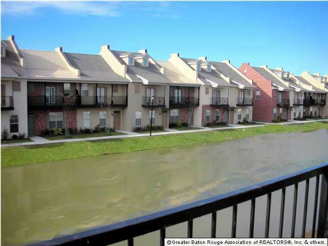 Building Photo - Three Bedroom Townhouse in Gated Community...