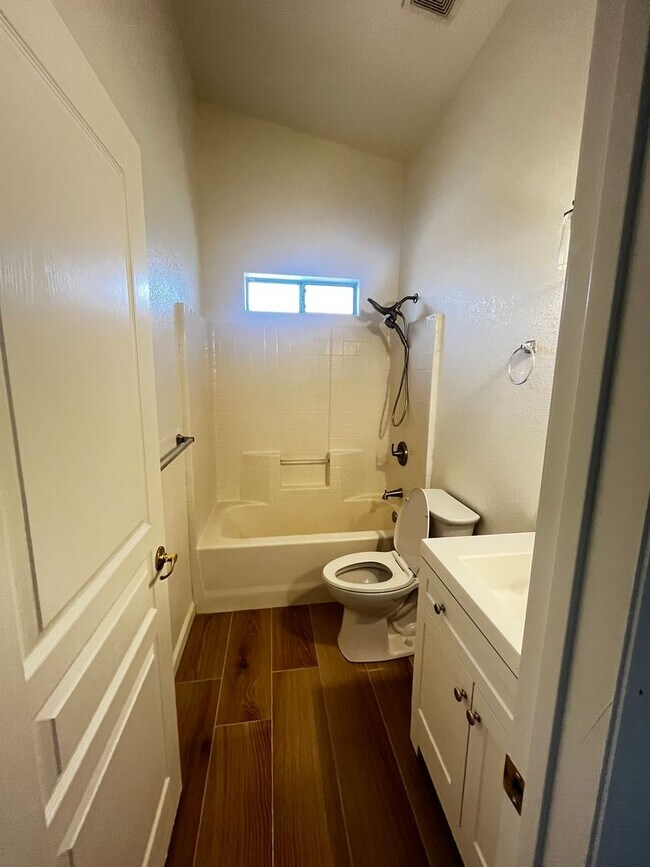 Building Photo - 210 White Oak Dr