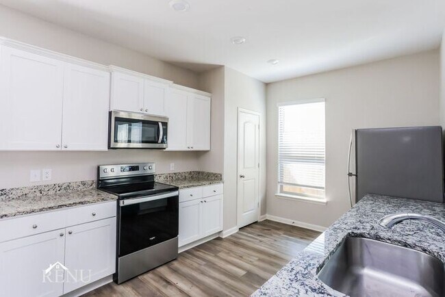 Building Photo - 1923 Hialeah Dr