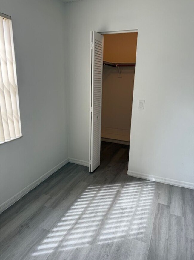 Building Photo - Large One bedroom Condo