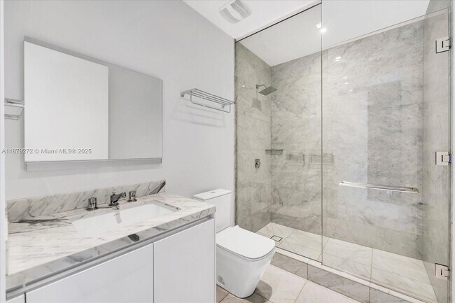 Building Photo - 16901 Collins Ave