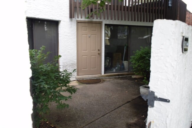 Building Photo - 801 Stratford Dr