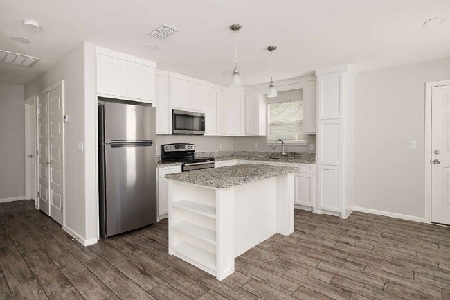 Building Photo - "Spacious 3-Bed Oasis with Granite Elegance in Weslaco!"