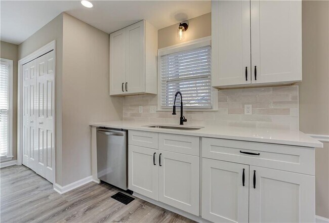 Building Photo - 637 Wedgewood Dr