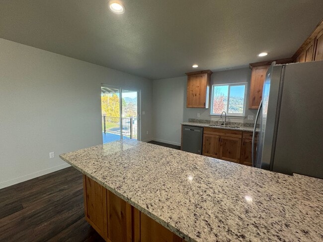 Building Photo - Newer 3 Bed 2 Bath Home In Roseburg