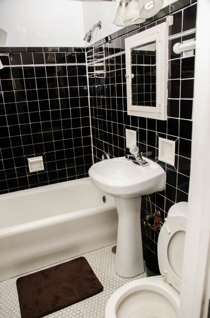 Building Photo - 1650 W Roscoe St