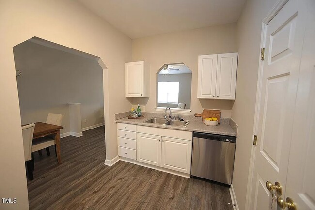 Building Photo - Spacious End-unit Townhome, LVP Floors, Op...