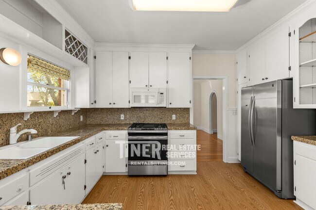 Building Photo - 842 42nd St