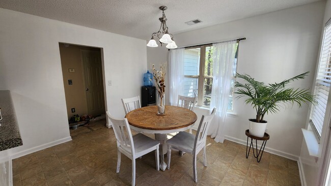 Building Photo - Convenient to west gate of Ft Moore