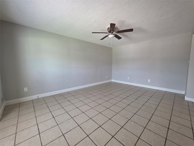 Building Photo - 705 N Circle Dr