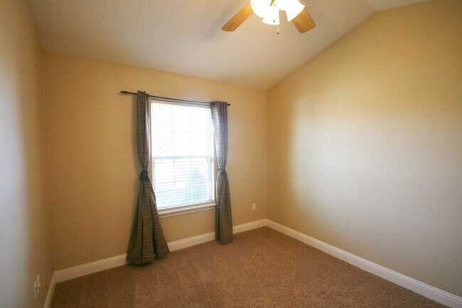 Building Photo - Stunning 3 Bed Brick Home! Zia School District !