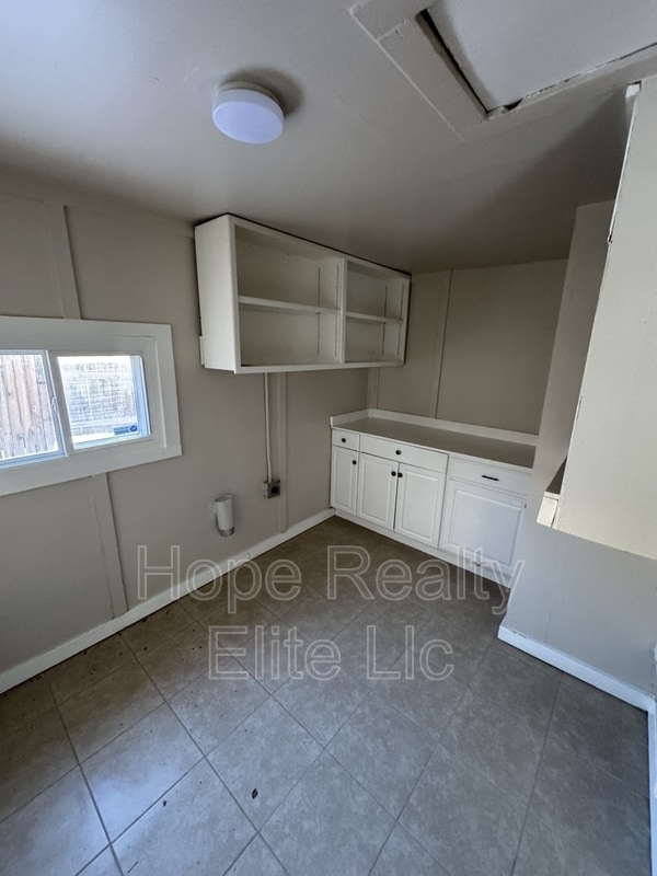 Building Photo - 2534 E St Vrain St