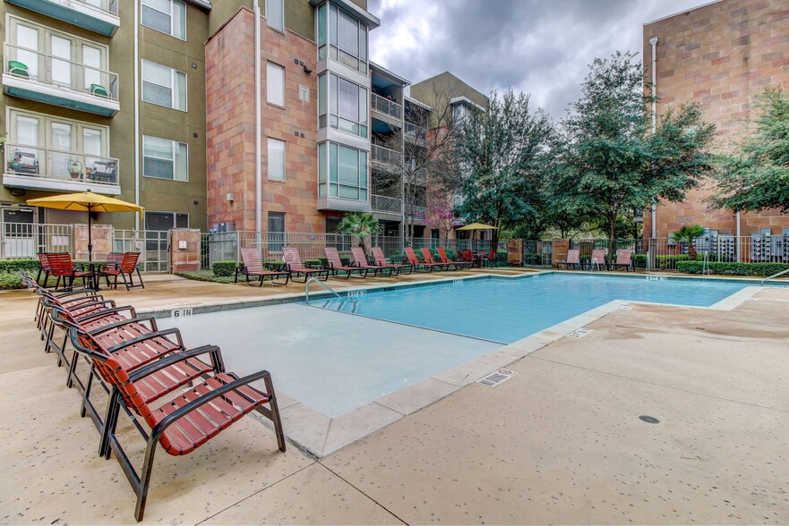 Refreshing pool with pool side seating - HemisView Village