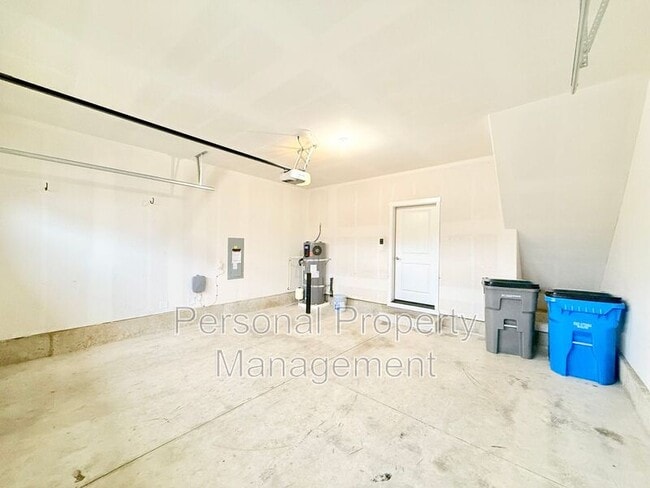 Building Photo - 5840 NE 56th Pl