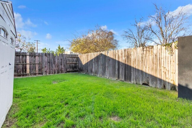 Building Photo - 4507-4507 Zachary Way