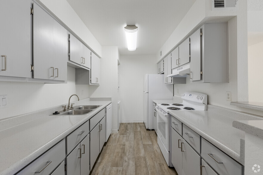 2BR, 2BA - 950SF - Kitchen - Scottsdale Place Apartments