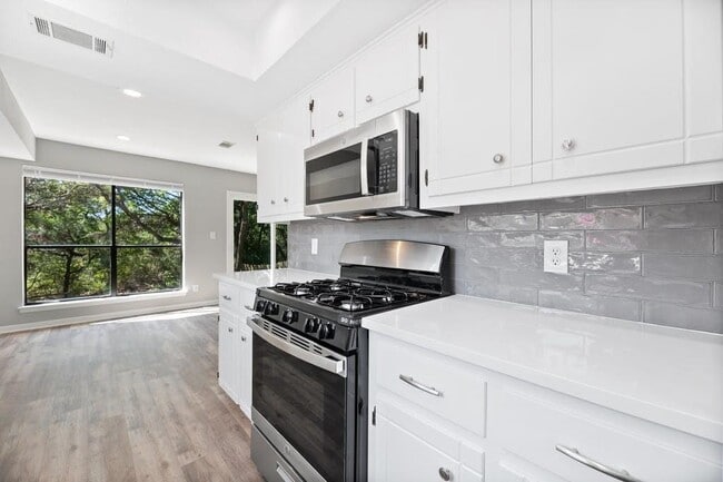 Building Photo - 1930 Holly Hill Dr