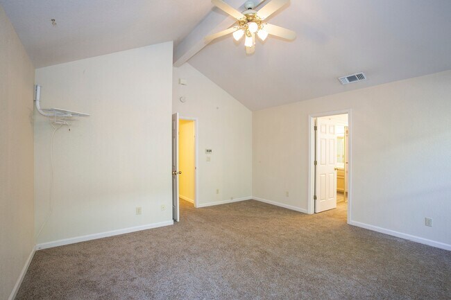 Building Photo - Gorgeous home with a 3 Car Garage!