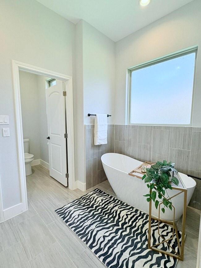 Building Photo - 55 Ruskin Dr W