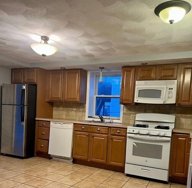 Building Photo - 296 Revere St