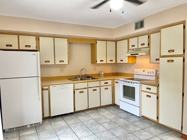 Building Photo - Spacious 3-Bedroom Condo in Quiet South Daytona Community