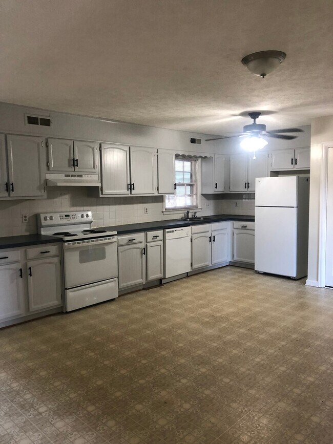 Building Photo - Three Bedroom Townhome near Peaks View Park, Fresh Market, 501 Expressway