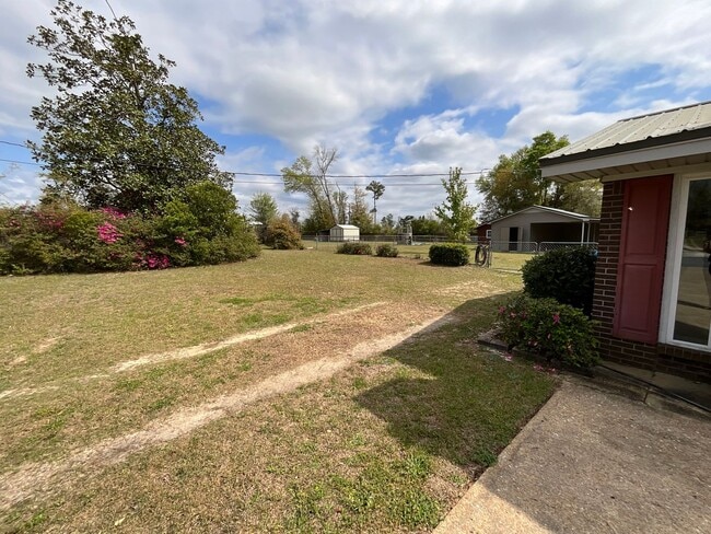 Building Photo - Gorgeous 3/2 Brick Home in Marianna with Bonus Room, Shed, and Fenced Back Yard!