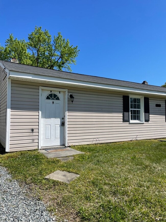 Building Photo - Renovated One Bedroom Duplex