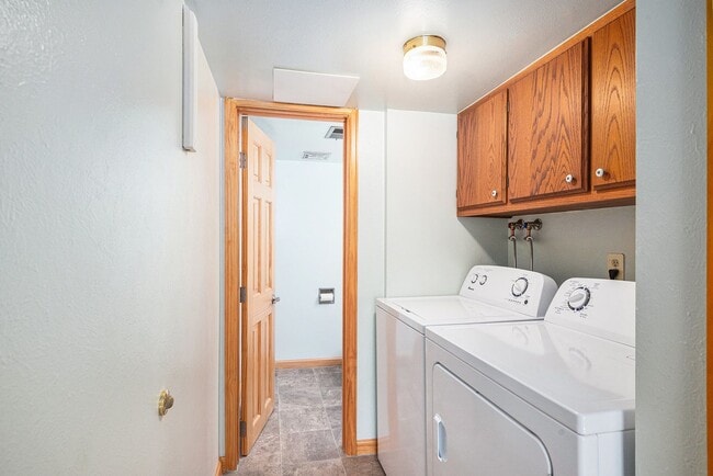 Building Photo - Spacious 5 Bedroom in the Heart of Littleton!