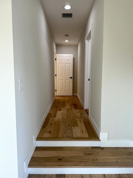 Main bedroom hallway (en suite bathroom on the right) - 5950 Simpson Ave