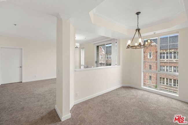 Building Photo - 585 N Rossmore Ave